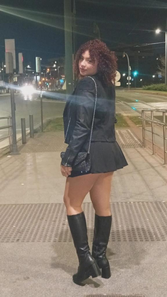 Chica busca chico en Alicante: Chica busca chico