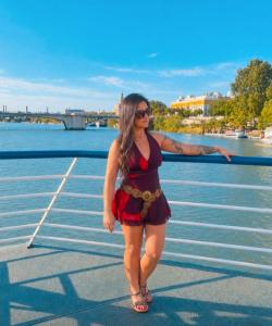 672090272: Chica busca chico en Gerona