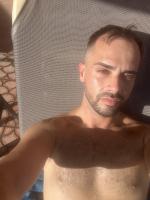 613948855: Chico busca chica en Barcelona
