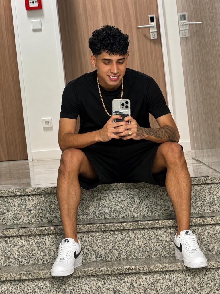 687728084: Chico busca chica en Barcelona