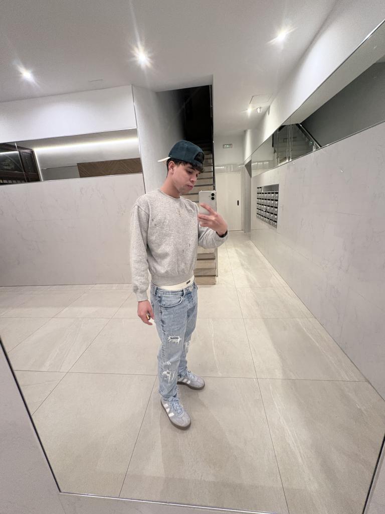 Chico busca chica en Sevilla: 