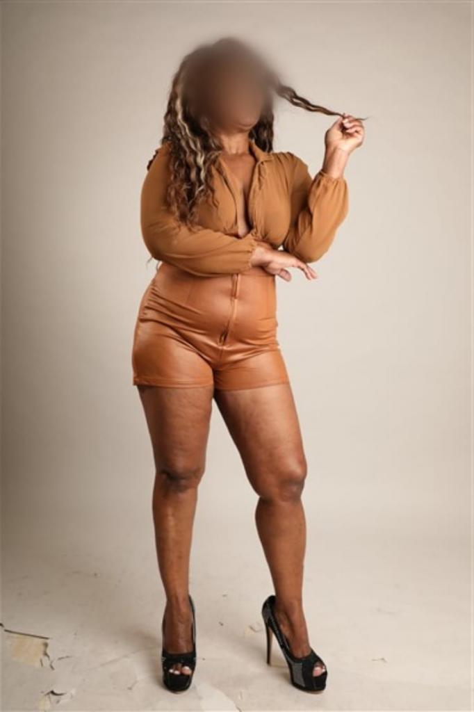 602004323: Chica busca chico en Cádiz