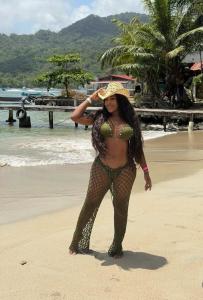614771377: Chica busca chico en Gerona