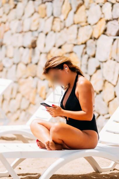 621382285: Chica busca chico en Barcelona