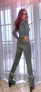 613967170: Chica busca chico en Sevilla