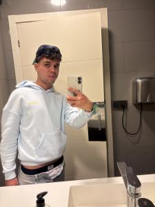 661169359: Chico busca chica en Sevilla