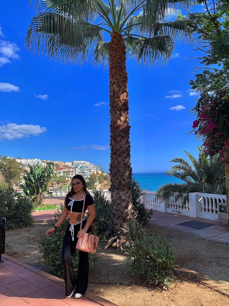 697624169: Chica busca chico en Málaga