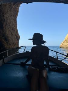 607356697: Chica busca chico en Ibiza