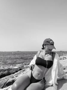 607356697: Chica busca chico en Ibiza