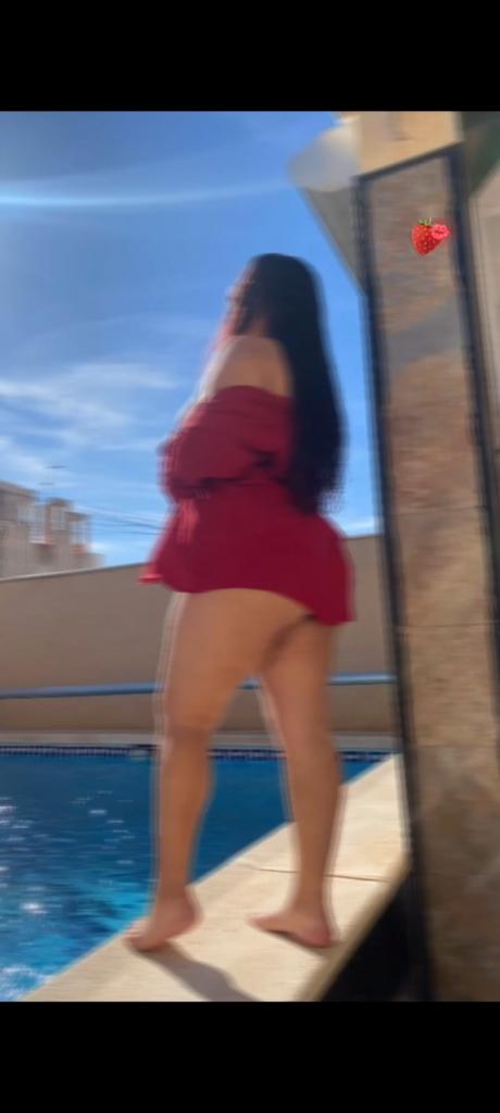 695404105: Chica busca chico en Barcelona