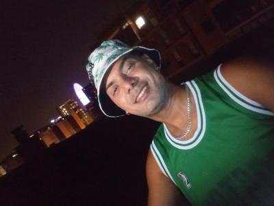 698812052: Chico busca chica en Barcelona