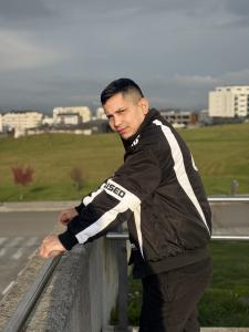 613637662: Chico busca chica en Pontevedra