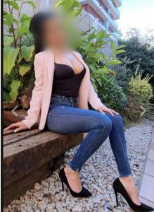 664630320: Chica busca chico en Sevilla