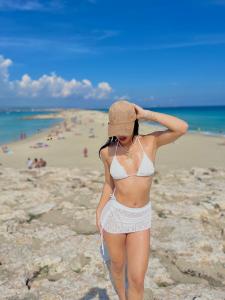 672305849: Chica busca chico en Ibiza