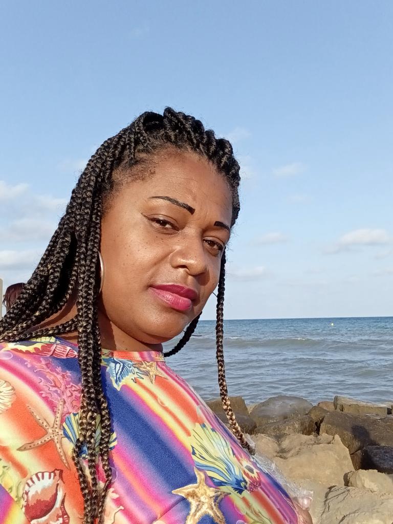 695980486: Chica busca chico en Sevilla