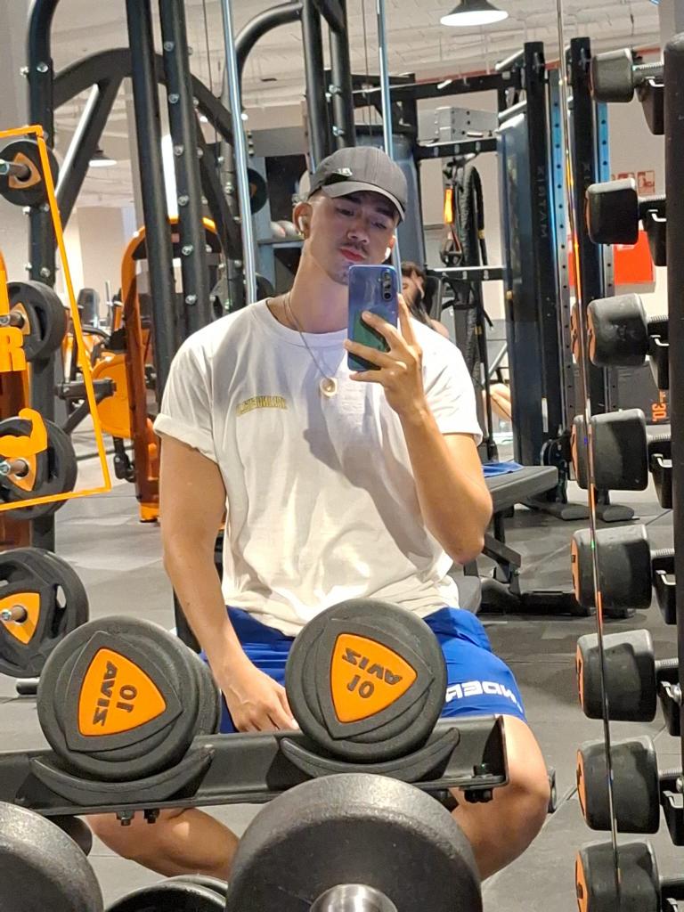 Chico busca chica en Sevilla: 