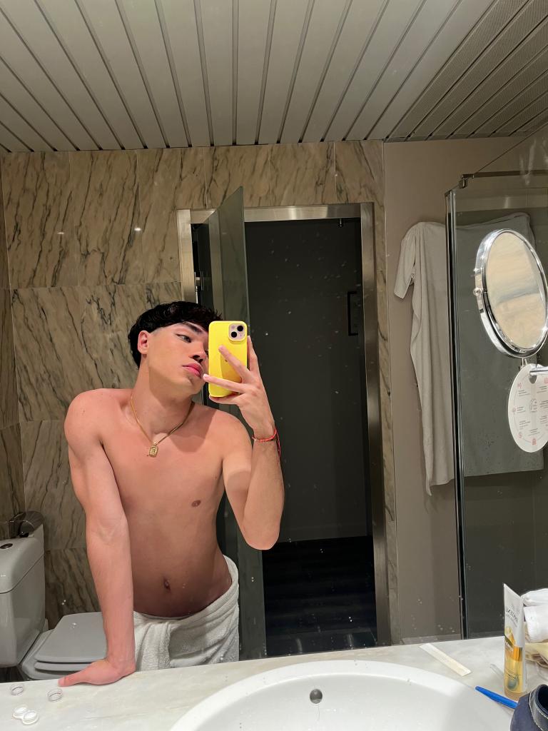 661178075: Chico busca chica en Barcelona