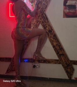 631757288: Chica busca chico en Barcelona