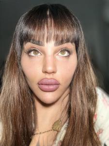 742048285: Travesti en León