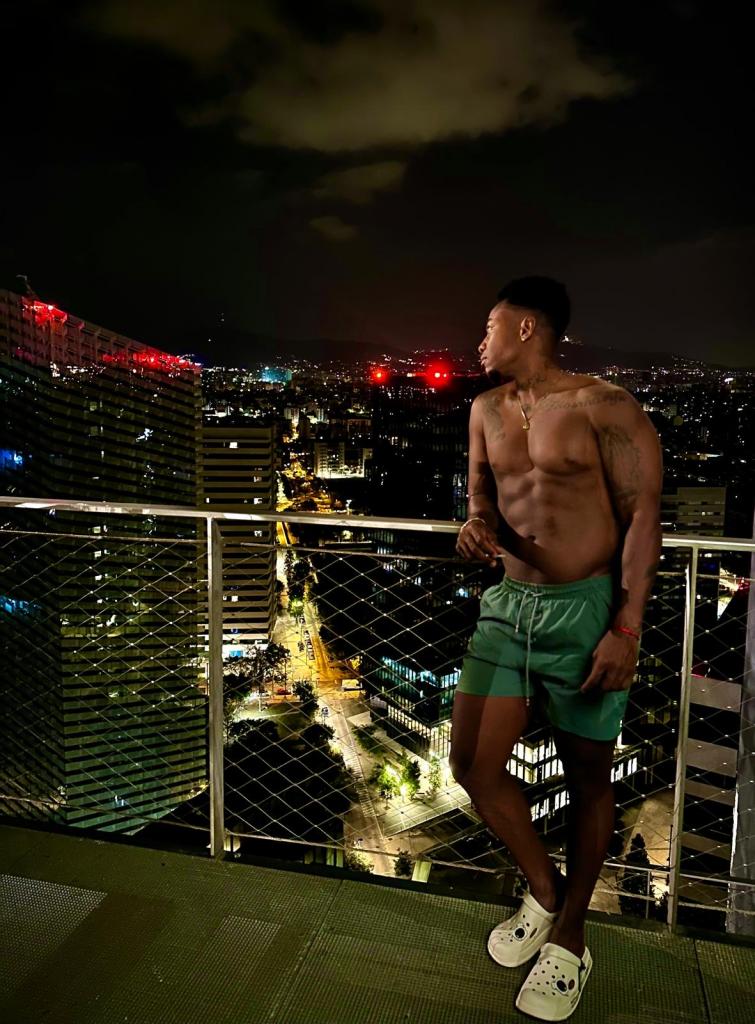 672871174: Chico busca chica en Barcelona