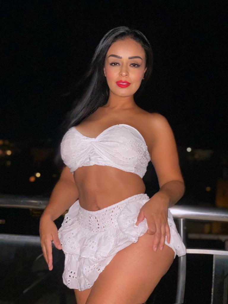 631443241: Chica busca chico en Ibiza