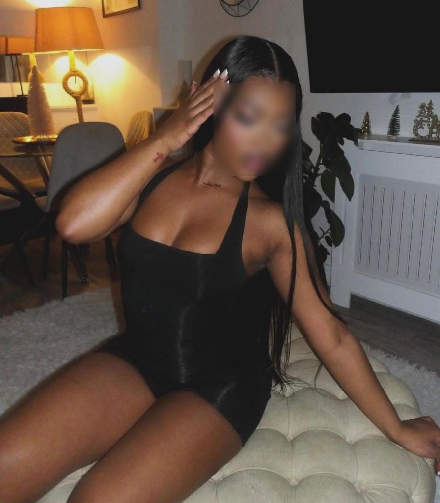 663215717: Chica busca chico en Lérida