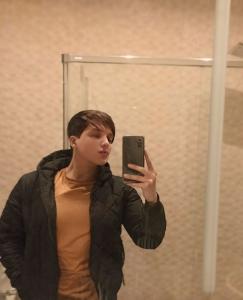 663975239: Chico busca chica en Barcelona