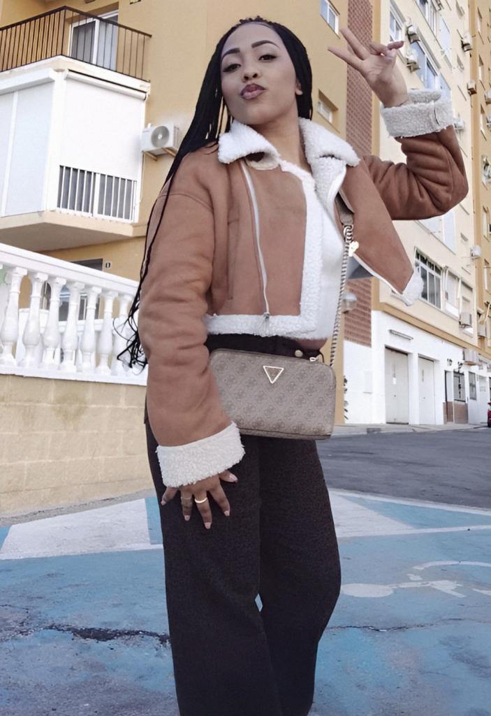 632877597: Chica busca chico en Málaga