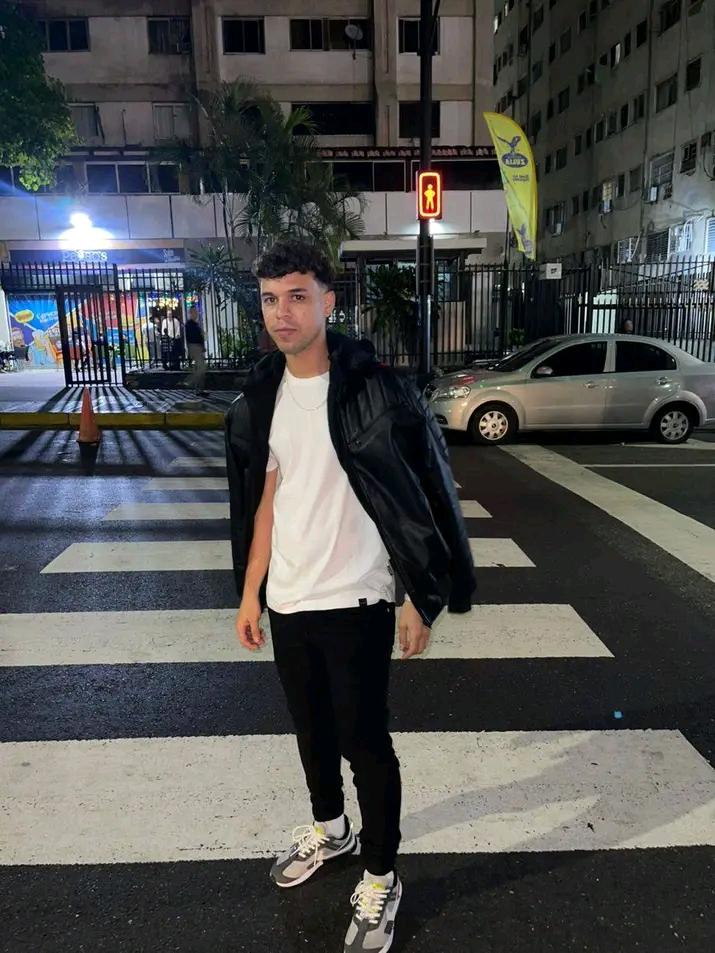 661169359: Chico busca chica en Sevilla