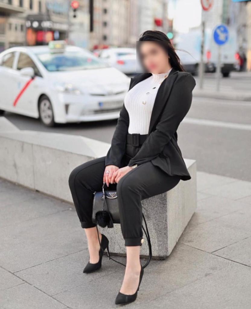 610739224: Chica busca chico en Madrid