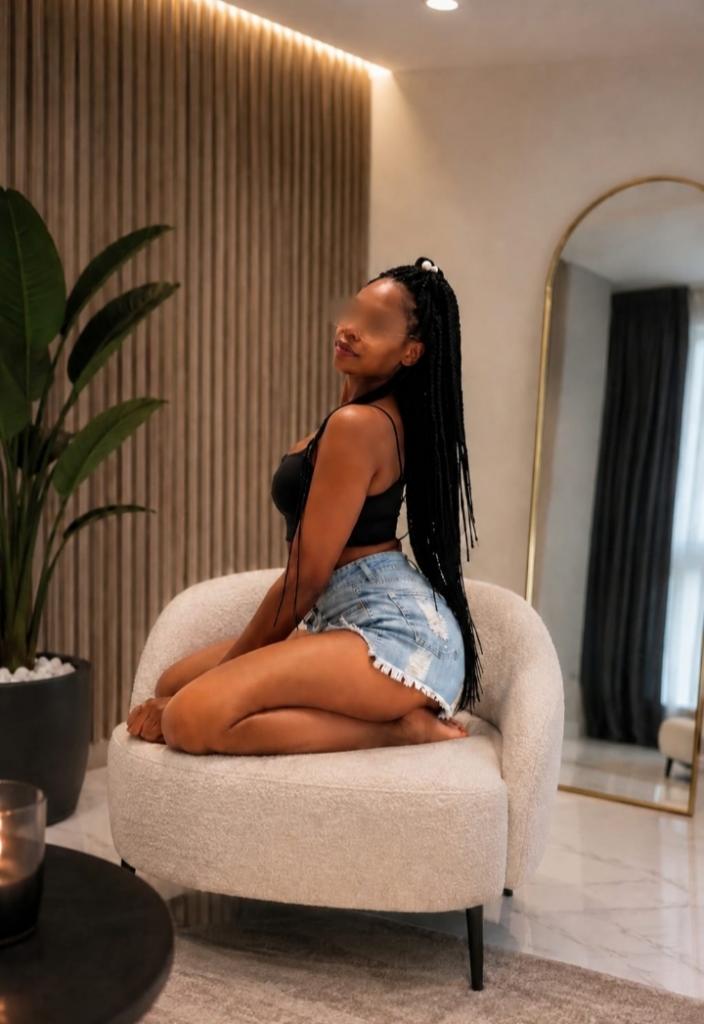 632208285: Chica busca chico en Madrid