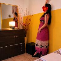 688143769: Chica busca chico en Barcelona