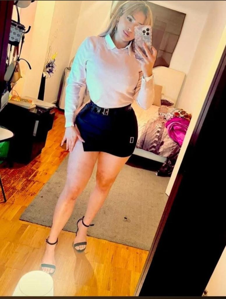 647214139: Chica busca chico en Barcelona