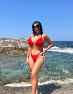 631443241: Chica busca chico en Ibiza