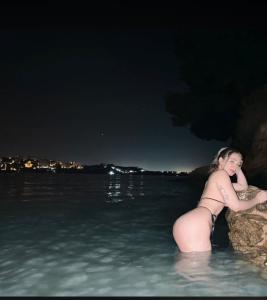 647214139: Chica busca chico en Barcelona
