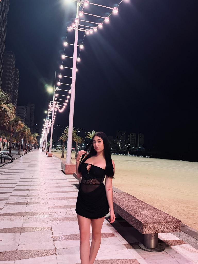 691942592: Chica busca chico en Barcelona