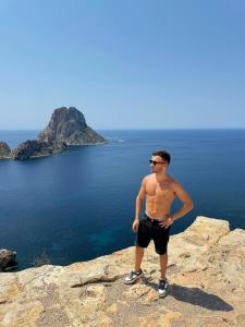 Chico busca chica en Ibiza: 
