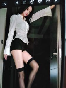 695173888: Chica busca chico en Barcelona