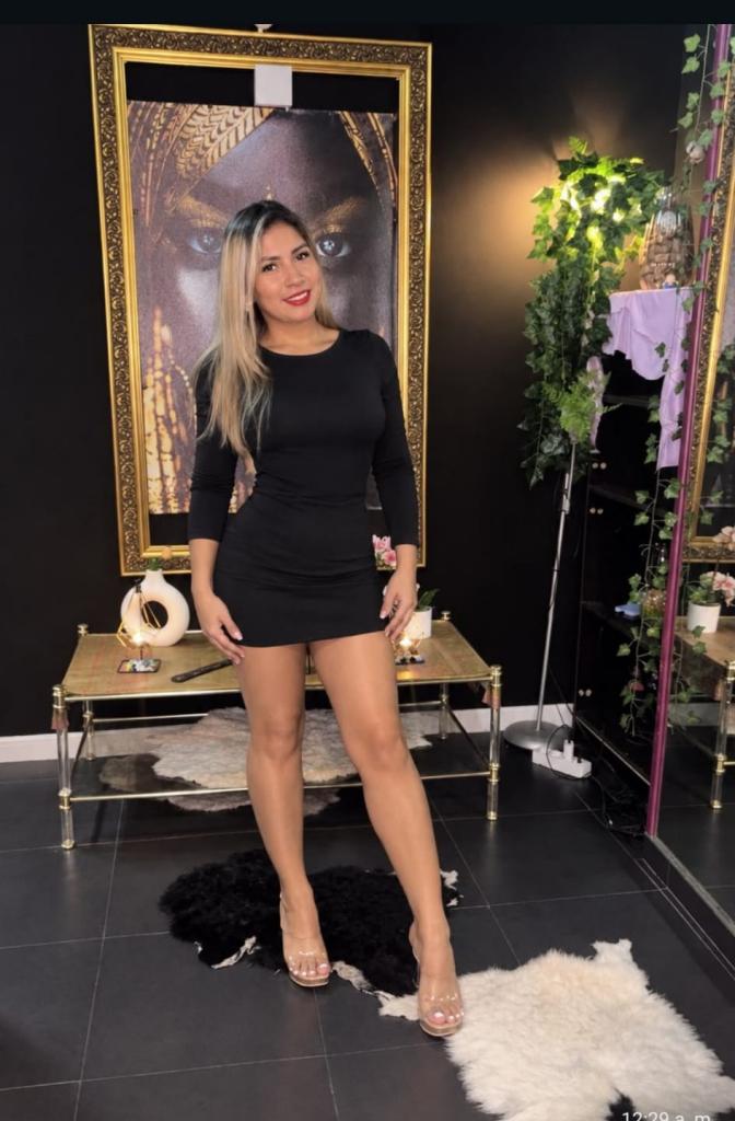 664593479: Chica busca chico en Sevilla