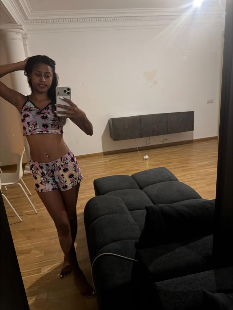 664473447: Chica busca chico en Barcelona