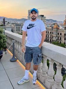 663472731: Chico busca chica en Barcelona