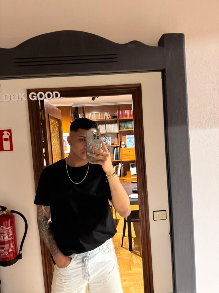 Chico busca chica en Sevilla: 