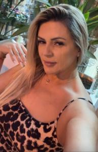 663086139: Chica busca chico en Pontevedra