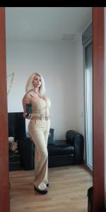 613982075: Chica busca chico en Barcelona