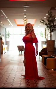 613982075: Chica busca chico en Barcelona
