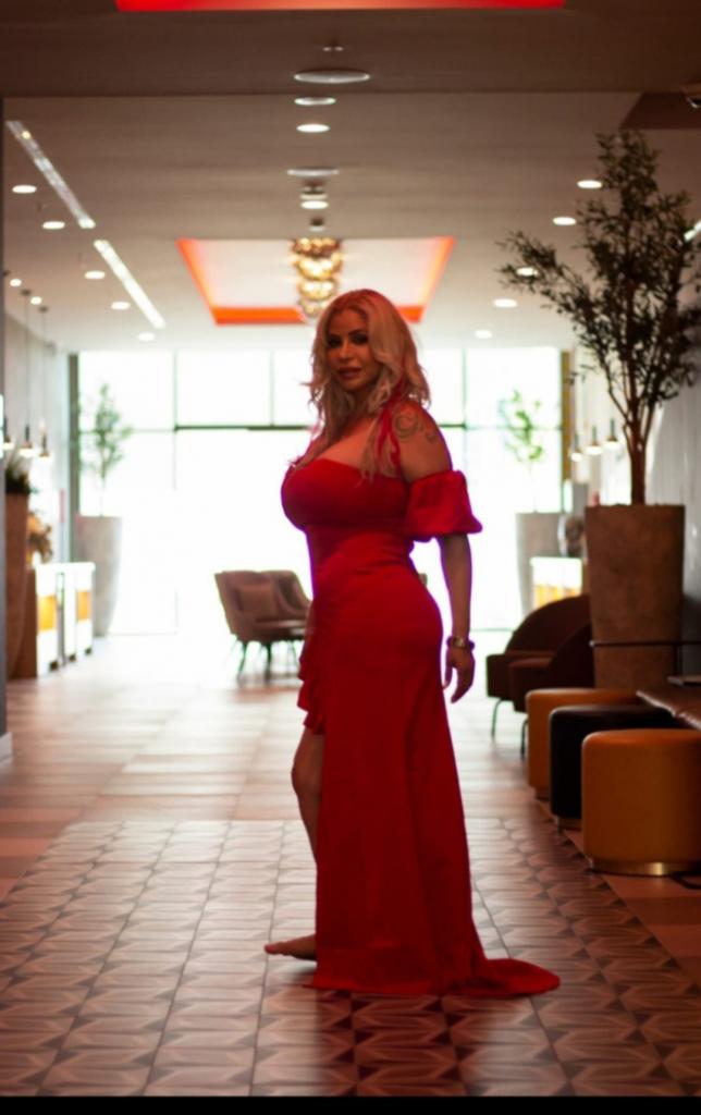 613982075: Chica busca chico en Barcelona