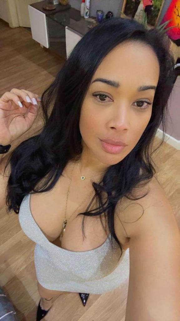 604299576: Chica busca chico en Barcelona