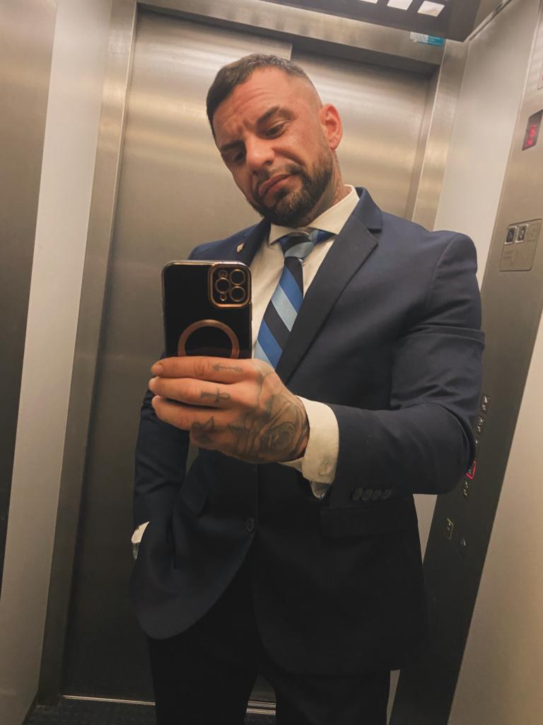 614100528: Chico busca chica en Sevilla