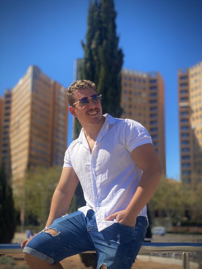 613887835: Chico busca chica en Valencia