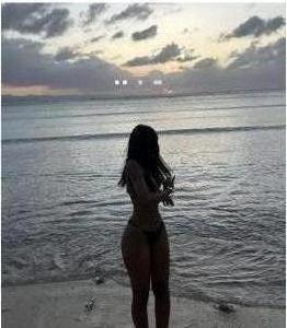 663138079: Chica busca chico en Sevilla